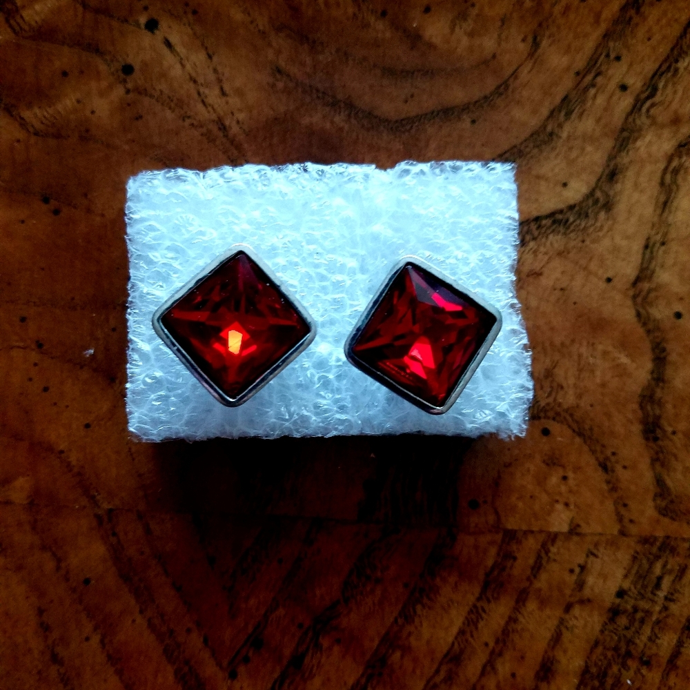 Red square earrings
